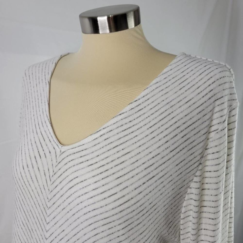 Knox Rose Cream V-Neck Top - Picture 3 of 11